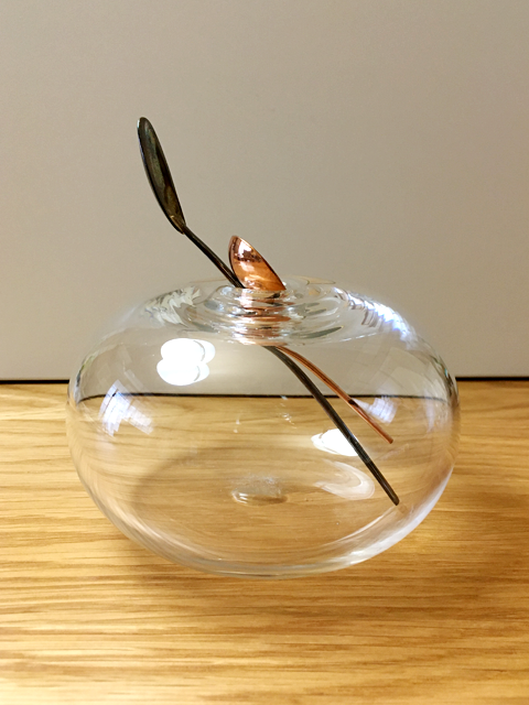 インテリア　吹きガラスの花瓶と金属製スプーン